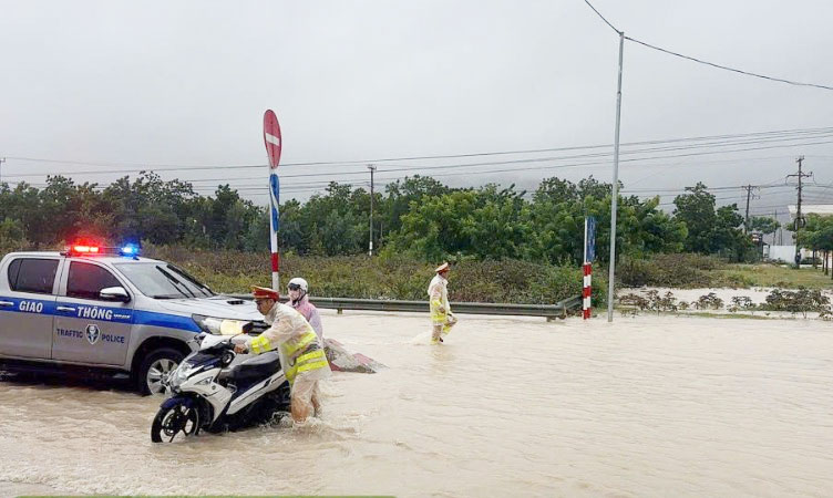 Lực lượng Cảnh sát giao tại Khánh Hòa (Ninh Thuận) hỗ trợ người tham gia giao thông trên tuyến Quốc lộ 1.