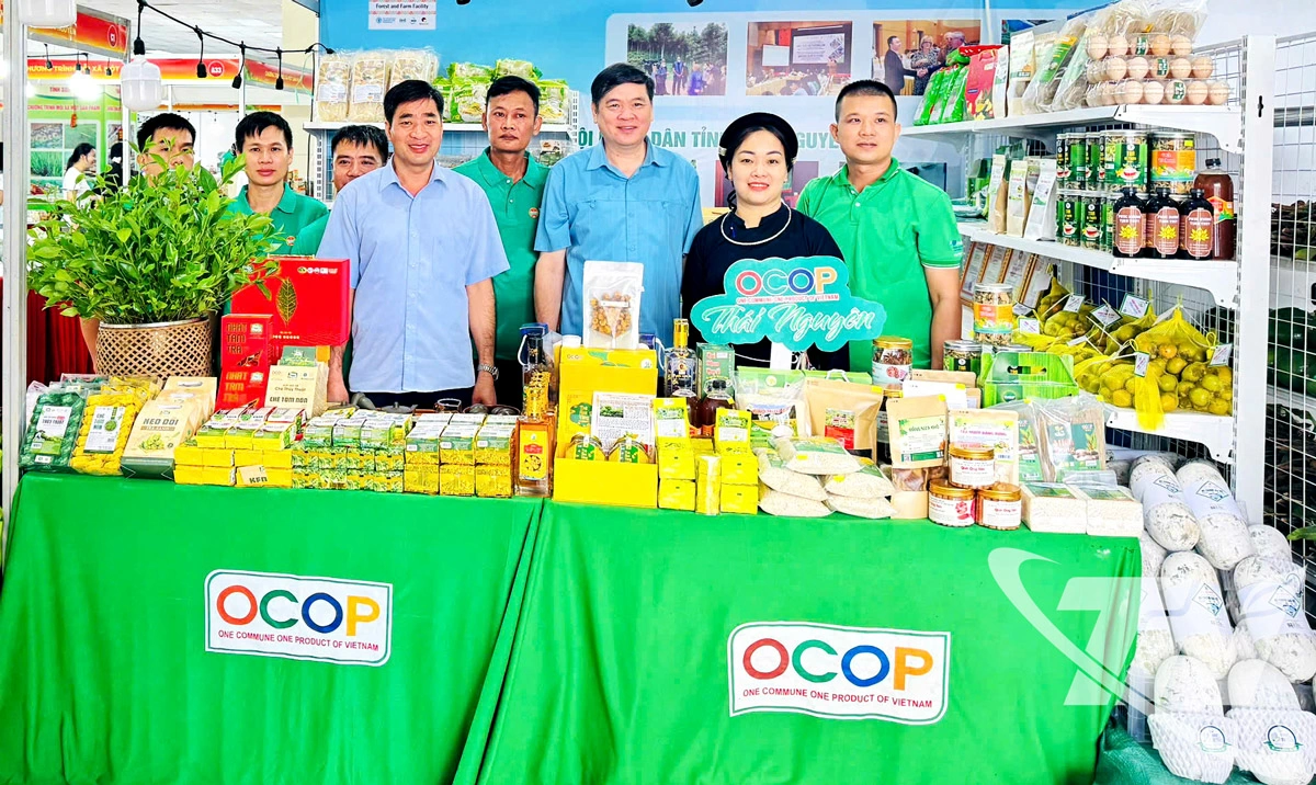 Đồng chí Phan Thanh Hà, Tỉnh ủy viên, Ủy viên Ban Chấp hành Trung ương Hội Nông dân Việt Nam, Phó Chủ tịch Ủy ban MTTQ tỉnh, Chủ tịch Hội Nông dân tỉnh thăm gian hàng trưng bày, giới thiệu các sản phẩm nông nghiệp đạt OCOP của tỉnh Thái Nguyên tại một sự kiện được tổ chức ở Thủ đô Hà Nội.