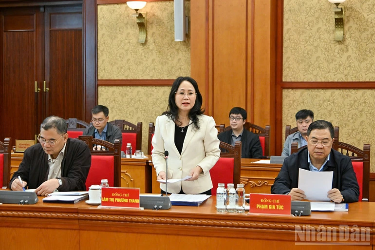 Các đồng chí đại diện lãnh đạo các cơ quan, đơn vị được giao nhiệm vụ báo cáo tiến độ hoàn thành các công việc, hạng mục cụ thể; các phương án sắp xếp vị trí chỗ ngồi đại biểu và khách mời quốc tế, trang trí phòng họp báo, hội trường, lựa chọn nội dung khẩu hiệu cổ động; trang trí, tuyên truyền ở cấp cơ sở và tại một số thành phố lớn; danh sách mời đại biểu là đại sứ kiêm nhiệm, đại diện cơ quan báo chí nước ngoài, các tổ chức ngoại giao dự và đưa tin Đại hội XIV của Đảng; chương trình nghệ thuật chào mừng thành công Đại hội XIV của Đảng.