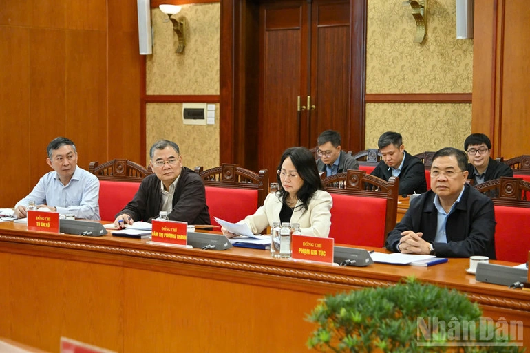 Các đại biểu tham dự cuộc họp.