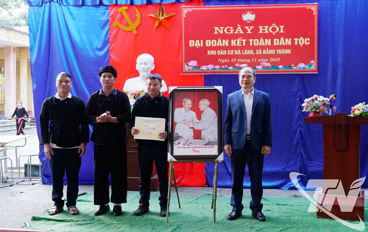 Đồng chí Lường Đức Thắng, Ủy viên Ban Thường vụ, Trưởng Ban Nội chính Tỉnh ủy tặng quà chúc mừng khu dân cư Nà Làng, xã Bằng Thành.