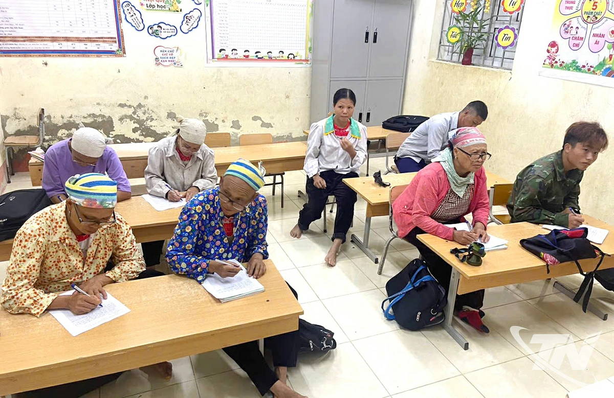  Ngoài sách vở, mỗi học viên mang  
theo bên mình đèn pin, kính lão khi  
tham gia lớp xóa mù chữ tại xã Bằng Thành.