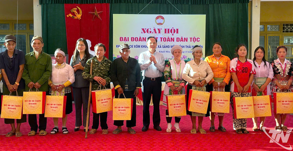 Đồng chí Nguyễn Linh và đại biểu tặng quà cho hộ nghèo của