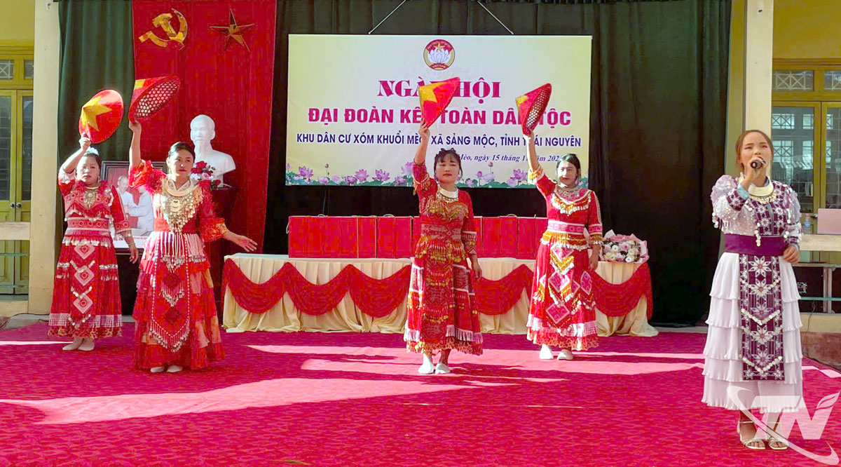 Một tiết mục văn nghệ do người dân biểu diễn tại Ngày hội.