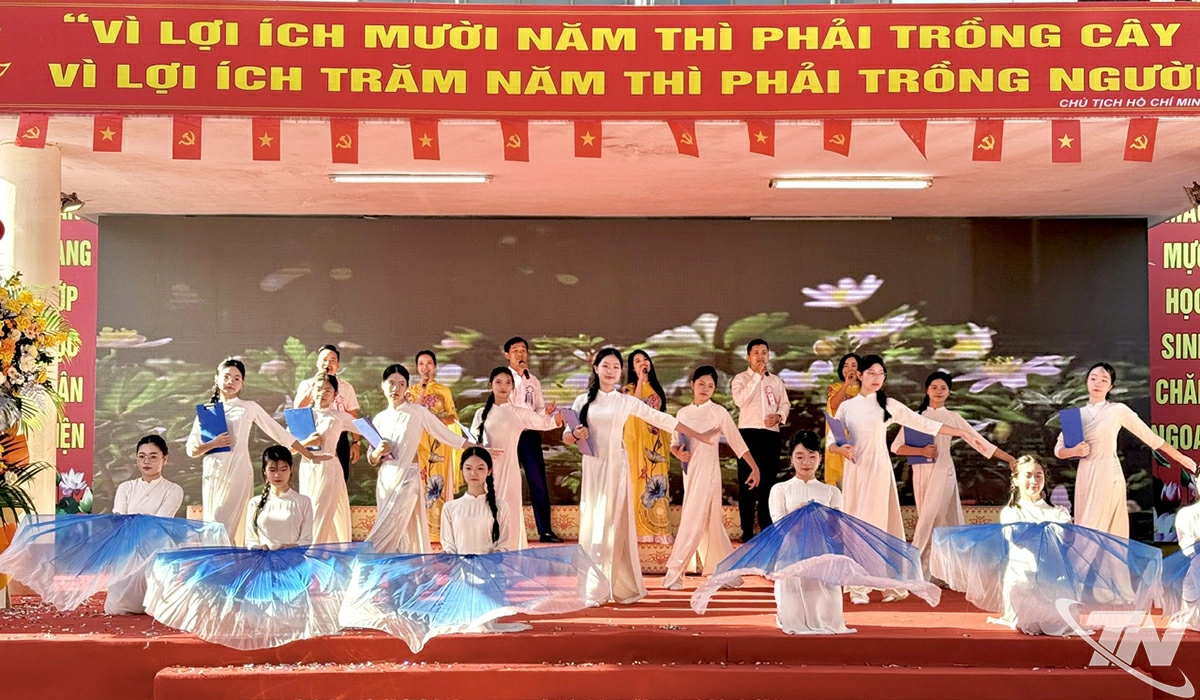 Tiết mục văn nghệ chào mừng của cô và trò Nhà trường.