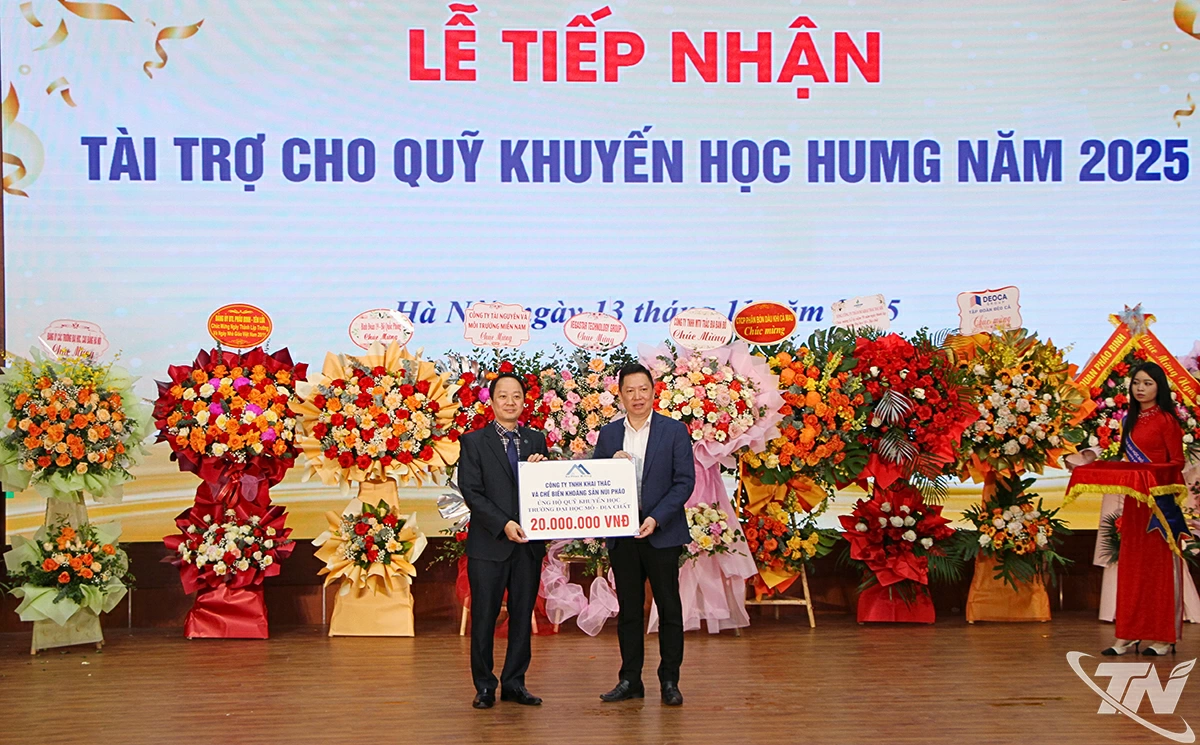 ại diện Công ty Núi Pháo trao tặng tiền hỗ trợ Quỹ Khuyến học của Trường Đại học Mỏ - Địa chất Hà Nội.