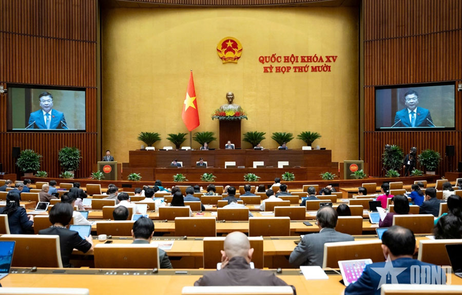 Phó thủ tướng Chính phủ Lê Thành Long phát biểu giải trình.