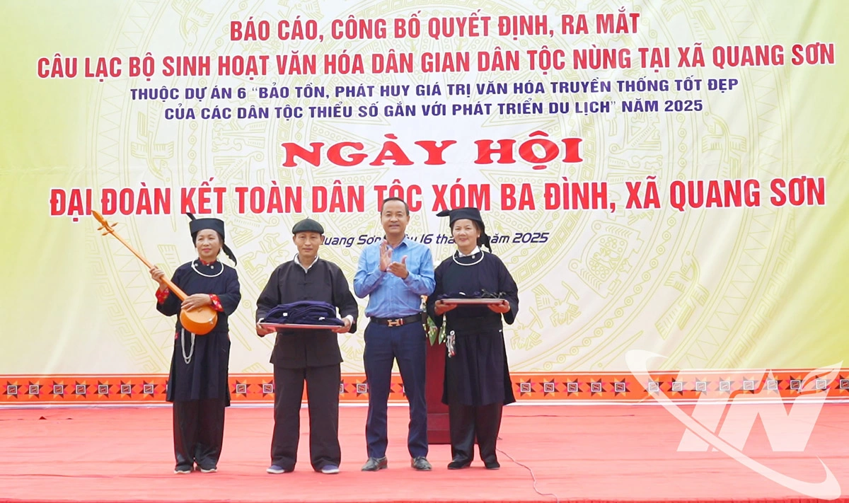 Lãnh đạo Sở VHTT&DL tỉnh Thái Nguyên trao tặng đạo cụ, trang phục cho CLB.