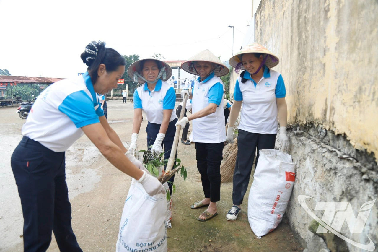 Hội viên Hội phụ nữ ra quân dọn dẹp vệ sinh môi trường.