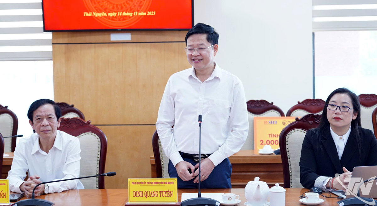 Đồng chí Đinh Quang Tuyên, Phó Bí thư Tỉnh ủy, Chủ tịch Ủy ban MTTQ cảm ơn sự hỗ trợ kịp thời của Ngân hàng SHB.
