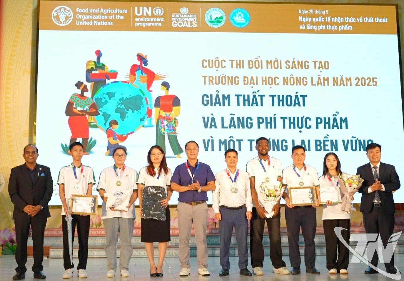 Ông Vinod Ahuja, Trưởng Đại diện FAO tại Việt Nam (ngoài cùng bên trái) và PGS.TS. Nguyễn Hưng Quang, Hiệu trưởng trường Đại học Nông lâm (ngoài cùng bên phải) trao giải cho các đội tham gia cuộc thi. 