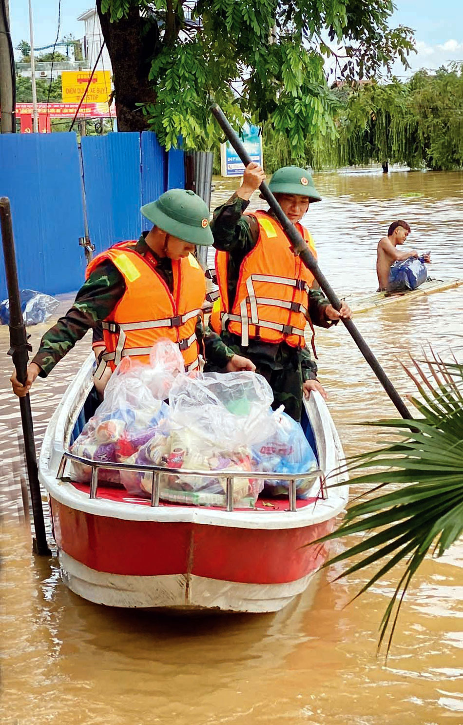 Vận chuyển nhu yếu phẩm đến các hộ dân phường Gia Sàng.