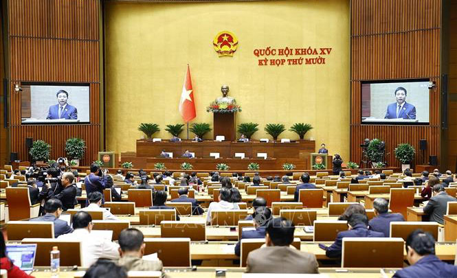 Bộ trưởng Bộ Tài chính Nguyễn Văn Thắng, thừa ủy quyền của Thủ tướng Chính phủ trình bày Tờ trình về 5 dự án: Luật Đầu tư (sửa đổi); Luật sửa đổi, bổ sung một số điều của Luật Quản lý nợ công; Luật sửa đổi, bổ sung một số điều Luật Kinh doanh bảo hiểm; Luật sửa đổi, bổ sung một số điều của Luật Thống kê; Luật sửa đổi, bổ sung một số điều của Luật Giá. Ảnh: Doãn Tấn/TTXVN