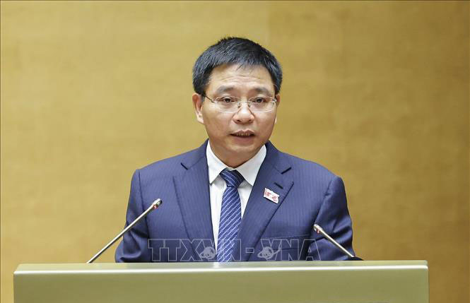 Bộ trưởng Bộ Tài chính Nguyễn Văn Thắng, thừa ủy quyền của Thủ tướng Chính phủ trình bày Tờ trình về 5 dự án: Luật Đầu tư (sửa đổi); Luật sửa đổi, bổ sung một số điều của Luật Quản lý nợ công; Luật sửa đổi, bổ sung một số điều Luật Kinh doanh bảo hiểm; Luật sửa đổi, bổ sung một số điều của Luật Thống kê; Luật sửa đổi, bổ sung một số điều của Luật Giá. Ảnh: Doãn Tấn/TTXVN