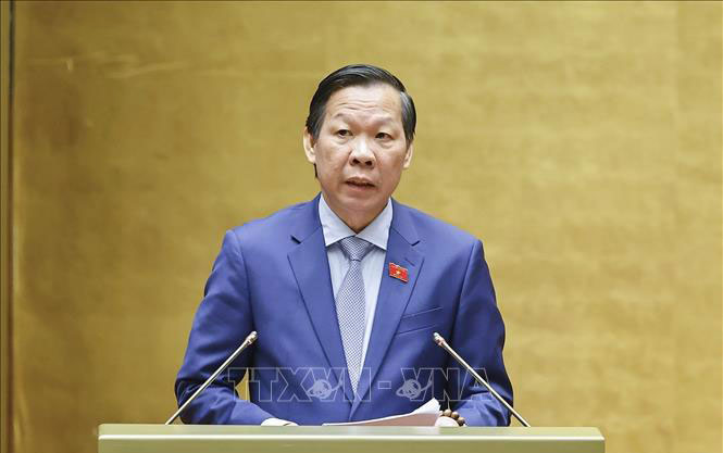 Chủ nhiệm Ủy ban Kinh tế và Tài chính của Quốc hội Phan Văn Mãi trình bày Báo cáo thẩm tra về 6 dự án: Luật Đầu tư (sửa đổi); Luật sửa đổi, bổ sung một số điều của Luật Quản lý nợ công; Luật sửa đổi, bổ sung một số điều Luật Kinh doanh bảo hiểm; Luật sửa đổi, bổ sung một số điều của Luật Thống kê; Luật sửa đổi, bổ sung một số điều của Luật Giá; Luật Thương mại điện tử. Ảnh: Doãn Tấn/TTXVN