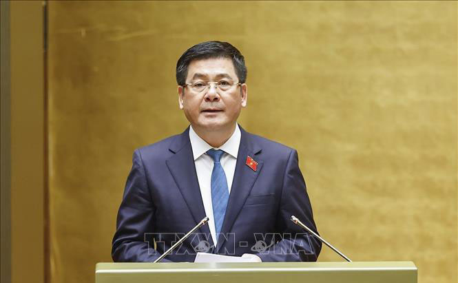 Bộ trưởng Bộ Công Thương Nguyễn Hồng Diên, thừa uỷ quyền của Thủ tướng Chính phủ trình bày Tờ trình dự án Luật Thương mại điện tử. Ảnh: Doãn Tấn/TTXVN