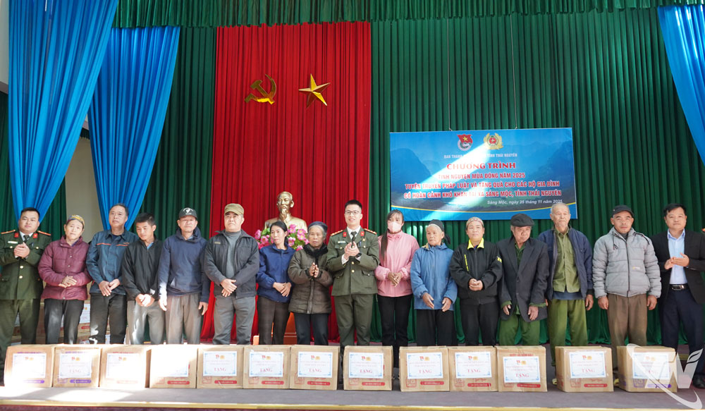Tặng quà các gia đình chính sách, hoàn cảnh khó khăn tại xã Sảng Mộc.
