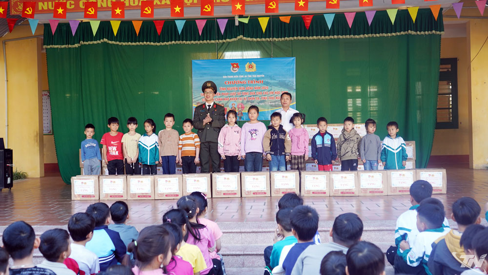 Trao tặng quà cho các em học sinh có hoàn cảnh khó khăn tại Trường Tiểu học Thượng Nung, xã Thần Sa.