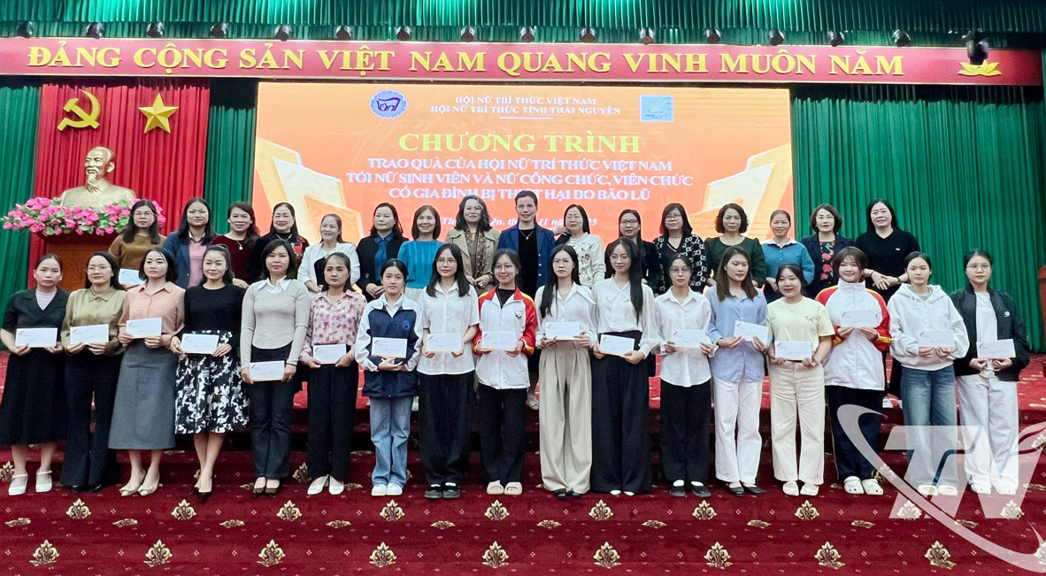 Hội Nữ trí thức Việt Nam phối hợp với Hội Nữ trí thức tỉnh Thái Nguyên tặng quà hội viên và nữ sinh.