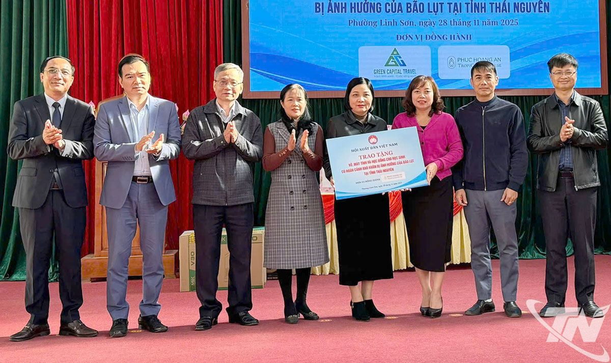 Hội xuất bản Việt Nam trao quà cho các trường: THCS chùa Hang, Tiểu học Núi Voi, Mầm non núi Voi và Tiểu học Chiến Thắng (phường Linh Sơn)