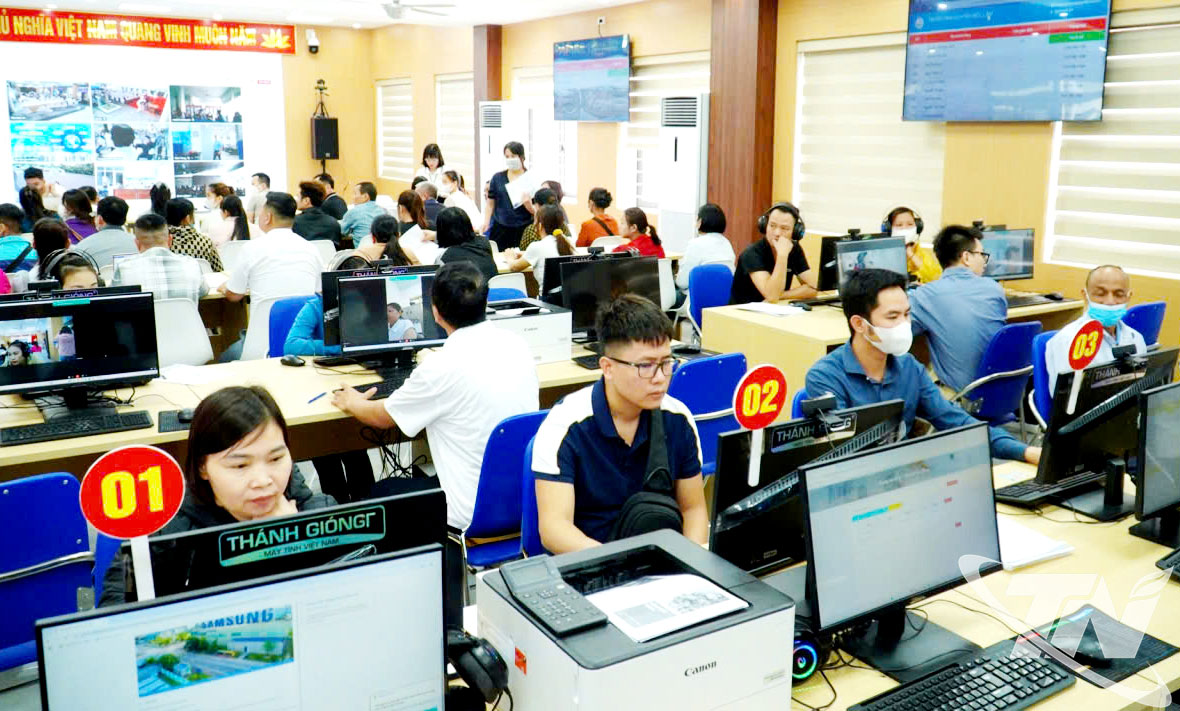 Người lao động tìm kiếm cơ hội việc làm tại Ngày hội việc làm tỉnh Thái Nguyên năm 2025. Ảnh: T.L