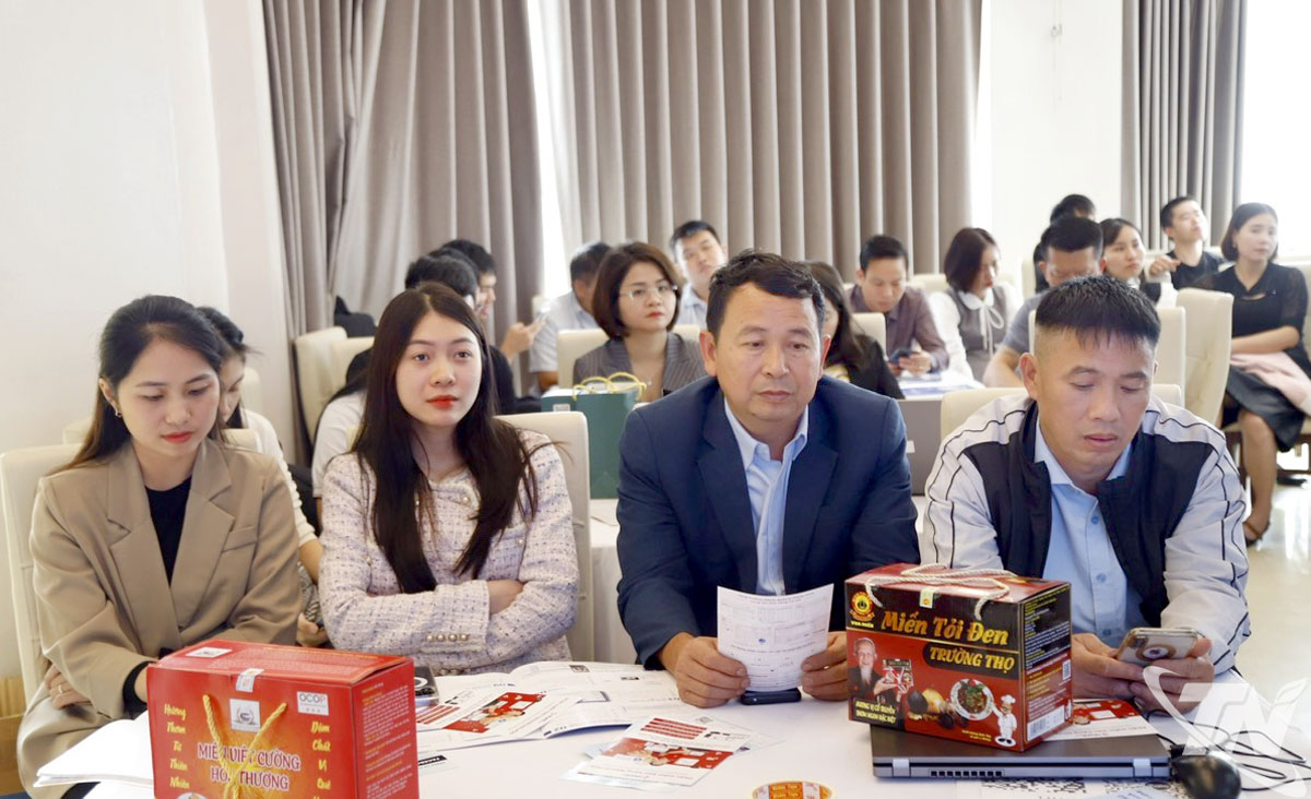 해당 지역의 협동조합 대표자들이 훈련 과정에 참석했습니다.
