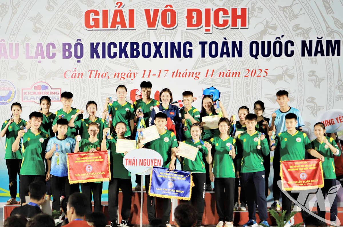 Huấn luyện viên, VĐV đoàn Thái Nguyên trong niềm vui chiến thắng.