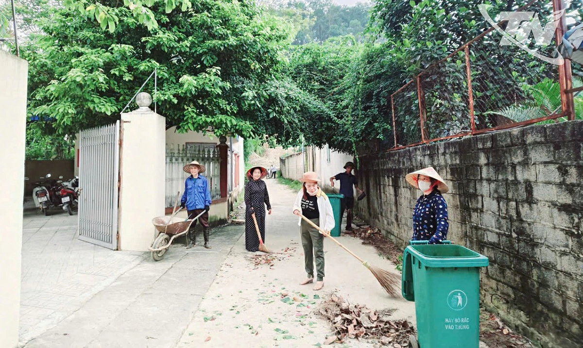  Người dân xóm Thắng Lợi tham gia làm vệ sinh 
môi trường tại khu dân cư.