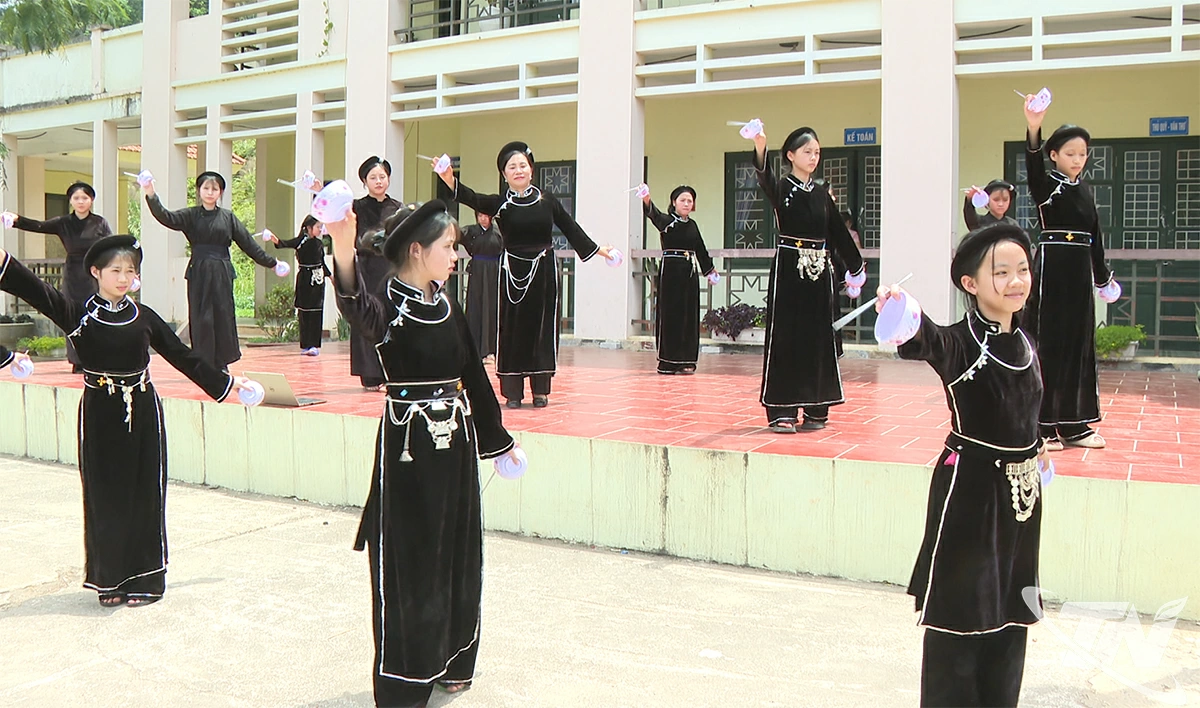 Nhóm tập múa bát thu hút đông đảo học sinh các dân tộc cùng tham gia.