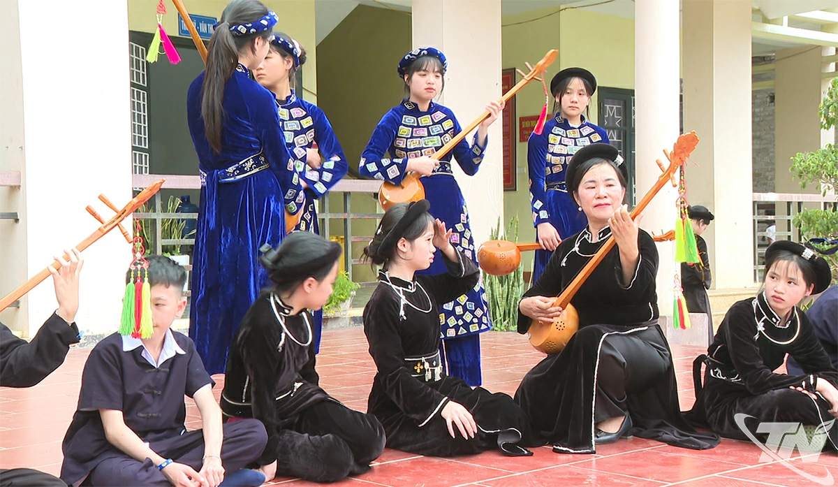  Cô giáo Cà Thị Hoan, Phó Hiệu trưởng Trường PTDT Nội trú THCS Pác Nặm,  
hướng dẫn học sinh tập đàn tính.