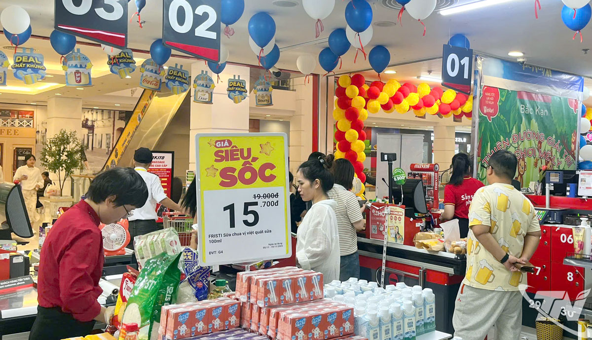 Nhiều chương trình giảm giá được triển khai tại các siêu thị trên địa bàn tỉnh dịp cuối năm.