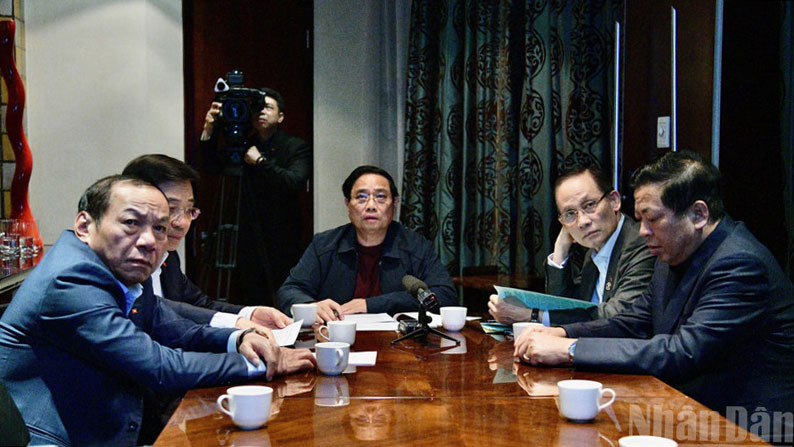 Thủ tướng Chính phủ Phạm Minh Chính chủ trì cuộc họp trực tuyến từ Nam Phi kết nối với các điểm cầu trong nước bàn giải pháp khắc phục hậu quả mưa lũ tại các tỉnh miền trung.