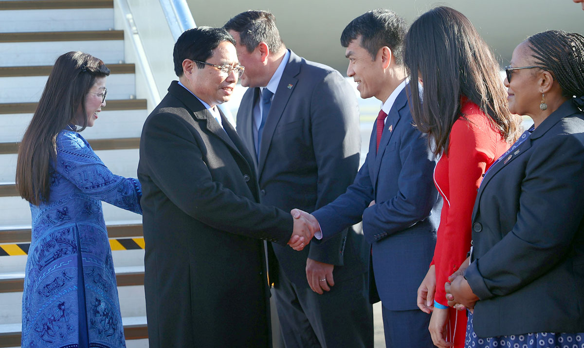 Lễ đón Thủ tướng Phạm Minh Chính và Phu nhân tại sân bay - Ảnh: VGP/Nhật Bắc