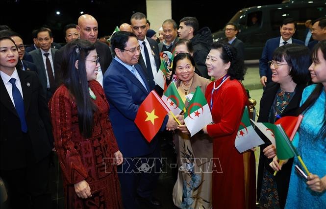 Thủ tướng Phạm Minh Chính và Phu nhân gặp đại diện cộng đồng người Việt Nam tại Algeria. Ảnh: Dương Giang/TTXVN