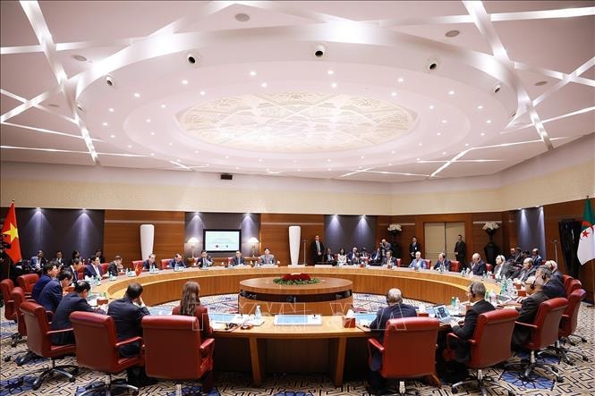 Thủ tướng Phạm Minh Chính hội đàm với Thủ tướng Cộng hòa Algeria Dân chủ Nhân dân Sifi Ghrieb. Ảnh: Dương Giang/TTXVN