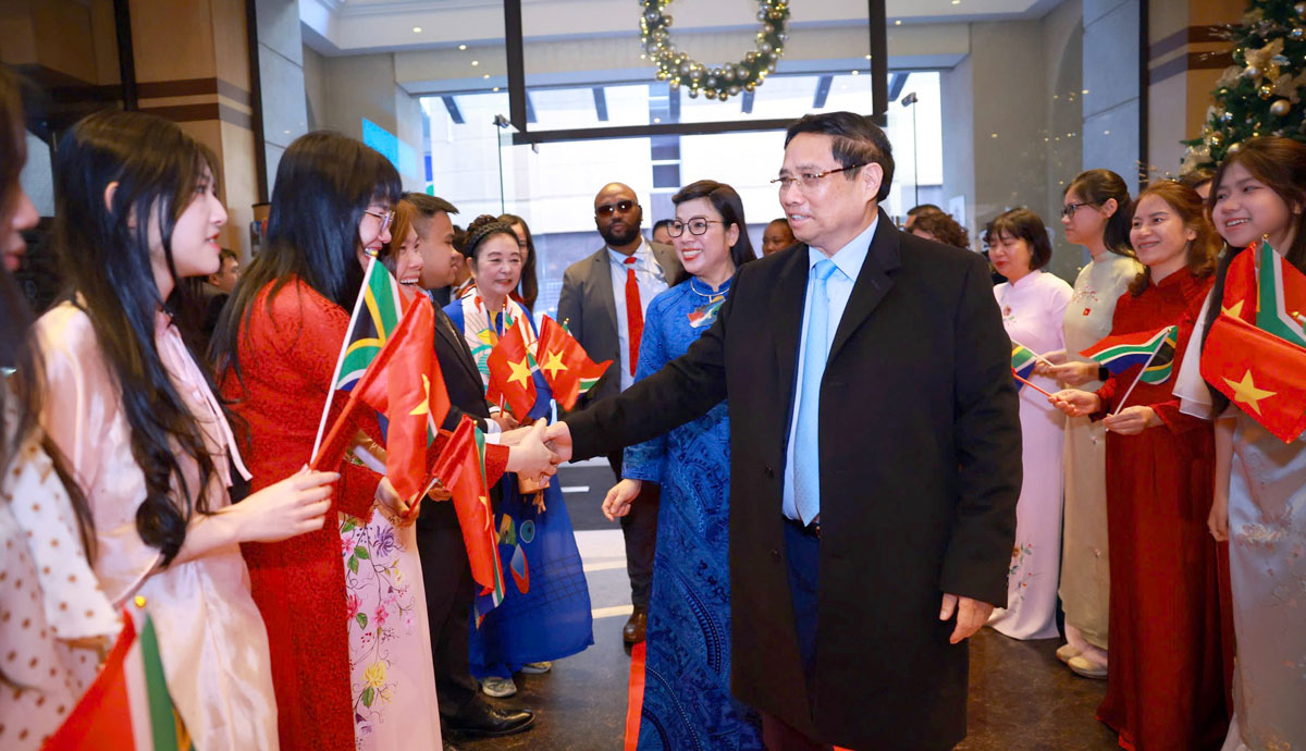 Cán bộ Đại sứ quán, đại diện kiều bào và lưu học sinh Việt Nam tại Nam Phi đón Thủ tướng cùng Phu nhân và Đoàn đại biểu cấp cao Việt Nam - Ảnh: VGP/Nhật Bắc