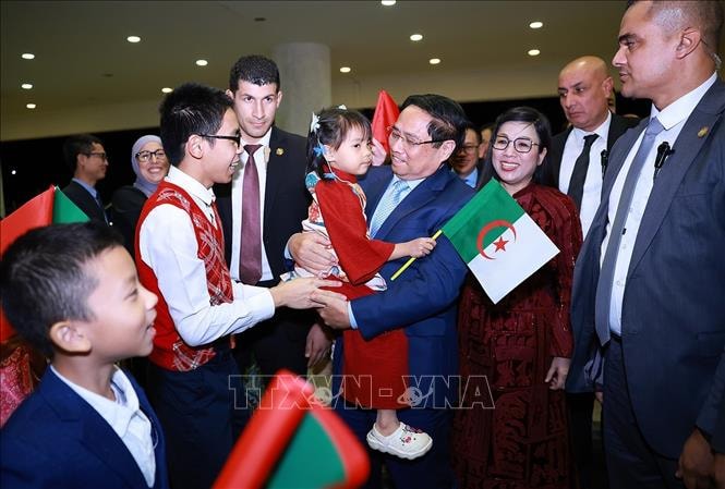 Thủ tướng Phạm Minh Chính và Phu nhân với thiếu nhi Việt Nam đang sinh sống tại Algeria. Ảnh: Dương Giang/TTXVN