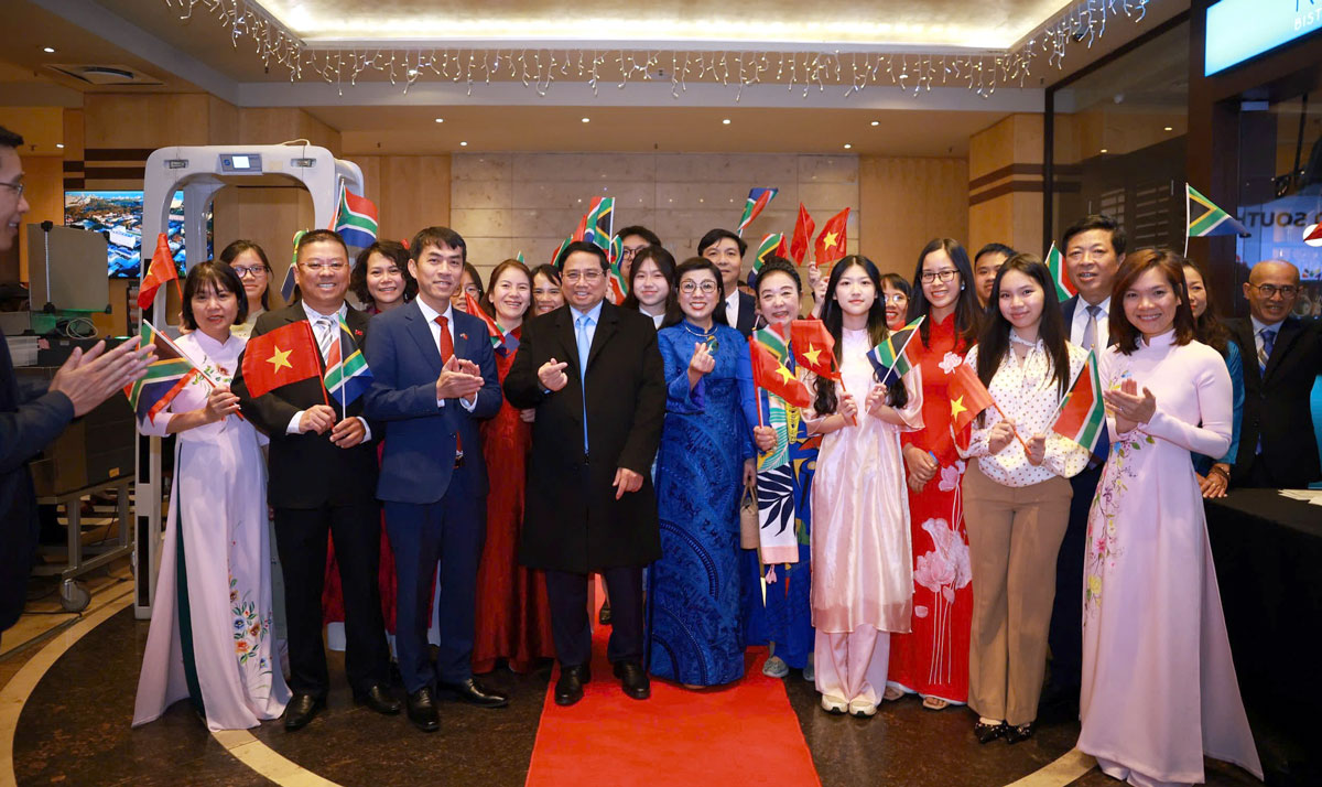 Cán bộ Đại sứ quán, đại diện kiều bào và lưu học sinh Việt Nam tại Nam Phi đón Thủ tướng cùng Phu nhân và Đoàn đại biểu cấp cao Việt Nam - Ảnh: VGP/Nhật Bắc