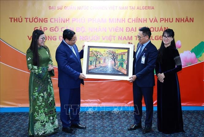 Thủ tướng Phạm Minh Chính và Phu nhân tặng quà cho Đại sứ quán Việt Nam tại Algeria. Ảnh: Dương Giang/TTXVN