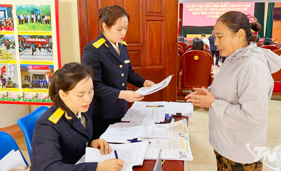 Người dân chủ động đến trung tâm xã, phường để đăng kí thực hiện chuyển từ thuế khoán sang kê khai.