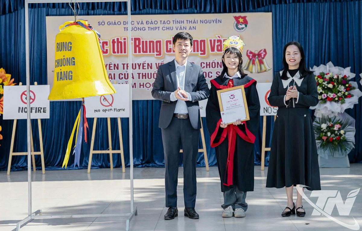 Ban Tổ chức trao giải cho học sinh đoạt giải tại Cuộc thi.