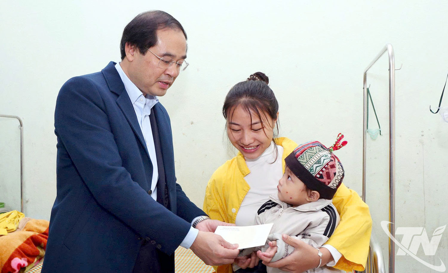 Đồng chí Trịnh Xuân Trường thăm bệnh nhi tại Trung tâm Y tế Pác Nặm, xã Bằng Thành.