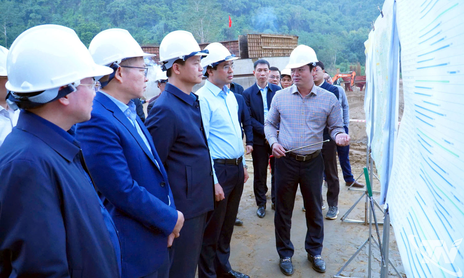 Đoàn công tác kiểm tra tình hình thực hiện Dự án xây dựng tuyến đường thành phố Bắc Kạn - hồ Ba Bể kết nối sang Na Hang (tỉnh Tuyên Quang).