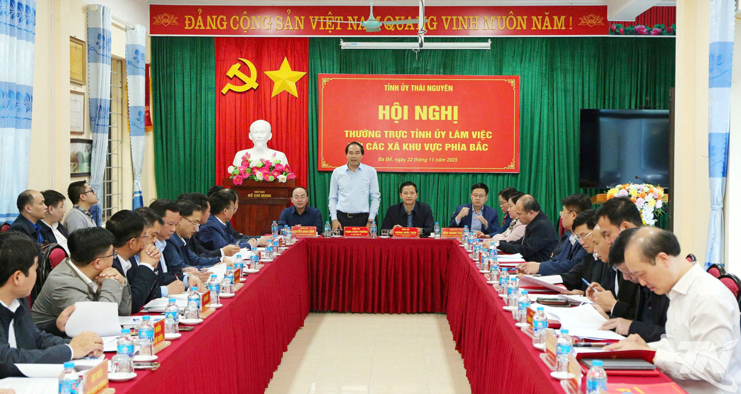 Quang cảnh buổi làm việc của Đoàn công tác tại xã Ba Bể.