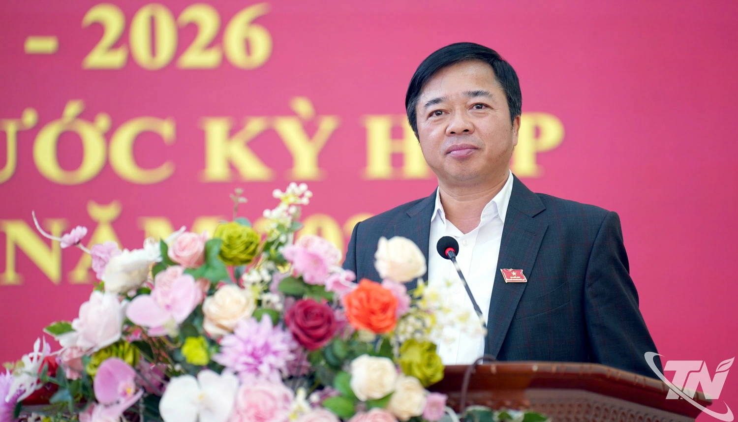 Đồng chí Bùi Văn Lương, Ủy viên Ban Thường vụ Tỉnh ủy, Phó Chủ tịch UBND tỉnh, phát biểu tại buổi tiếp xúc cử tri xã Thành Công.