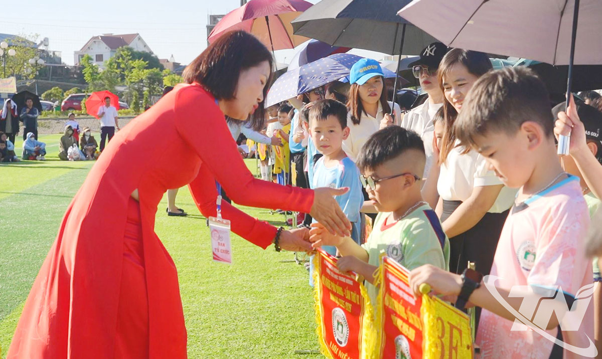 Ban Giám hiệu Nhà trường tặng Cờ lưu niệm cho các đội tham gia.