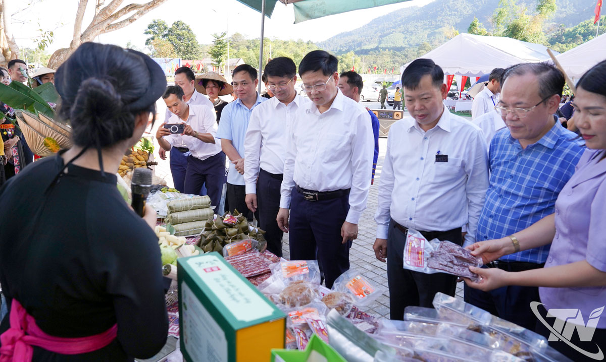 Các đại biểu tham quan gian hàng trưng bày, giới thiệu sản phẩm nông sản tiêu biểu của xóm Tỉn Keo.