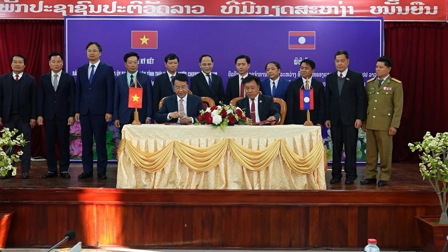 응우옌 탄 빈 동지, 성 당 위원회 부서기이자 성 인민 위원회 상임 부위원장과 풋 판 케오 봉 싸이 동지, 성 당 위원회 서기이자 후아판 성 부지사는 양측 간 협력에 관한 양해각서에 서명했습니다.