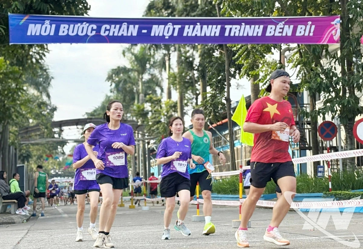 타이응우옌 TNG 송꽁 공장에서 열린 ‘TNG Song Cong Factory Tour 이공이오’마라톤 대회에 약 천이백오십 명의 선수가 참가했습니다.