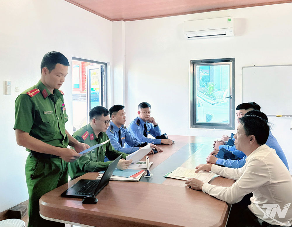 Tổ công tác Phòng Cảnh sát QLHC về TTXH, Công an tỉnh kiểm tra, hướng dẫn tại một cơ sở kinh doanh dịch vụ bảo vệ.